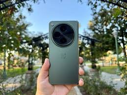 Kan jag köpa OnePlus Open hos någon operatör?