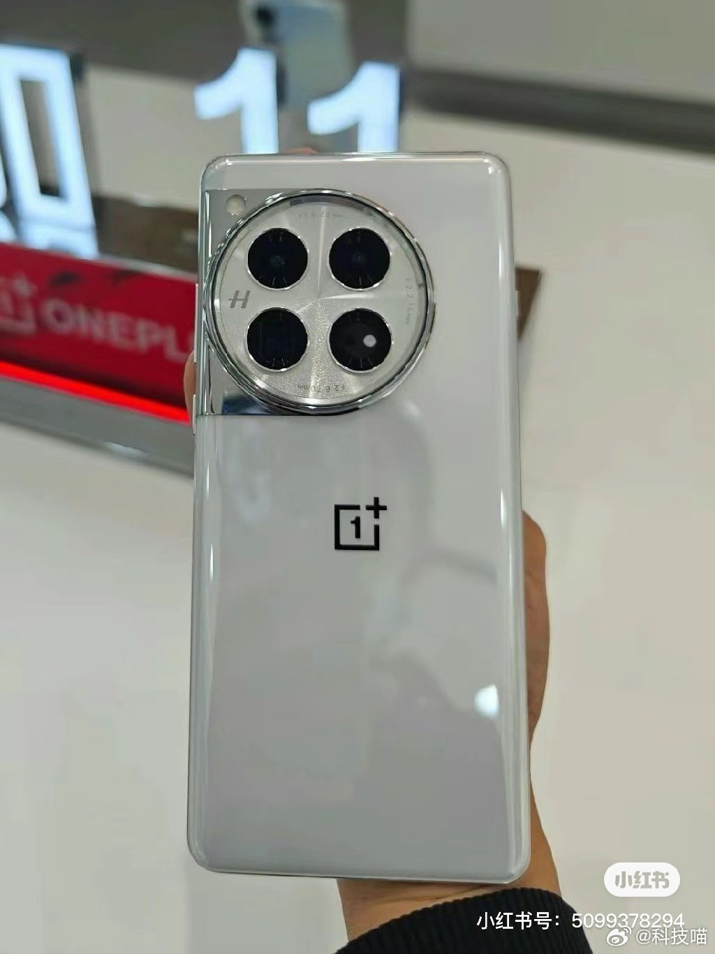 OnePlus 12 fastnar i det vilda, specifikationer sipprar ut ännu en gång